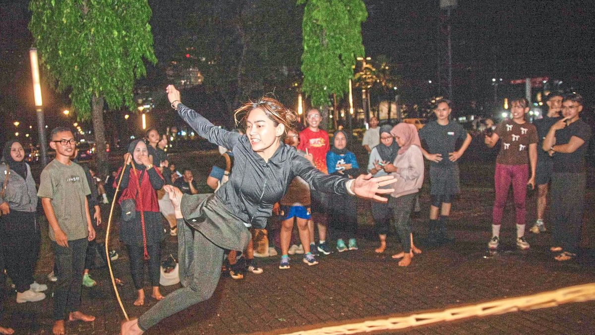 In Burnt-out Jakarta, Adults Find Healing Through Childhood Games
