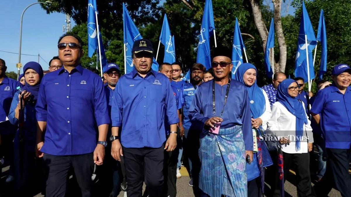 Johari Ghani mobilizes Barisan support in Johor's Tiram contest