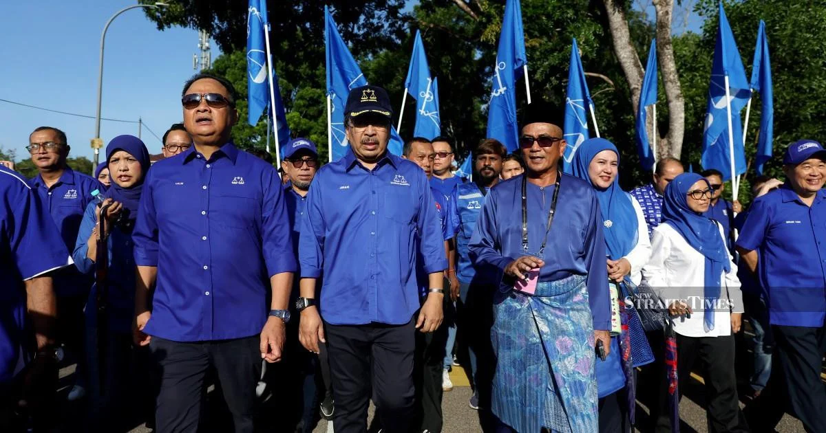Johari Ghani mobilizes Barisan support in Johor's Tiram contest