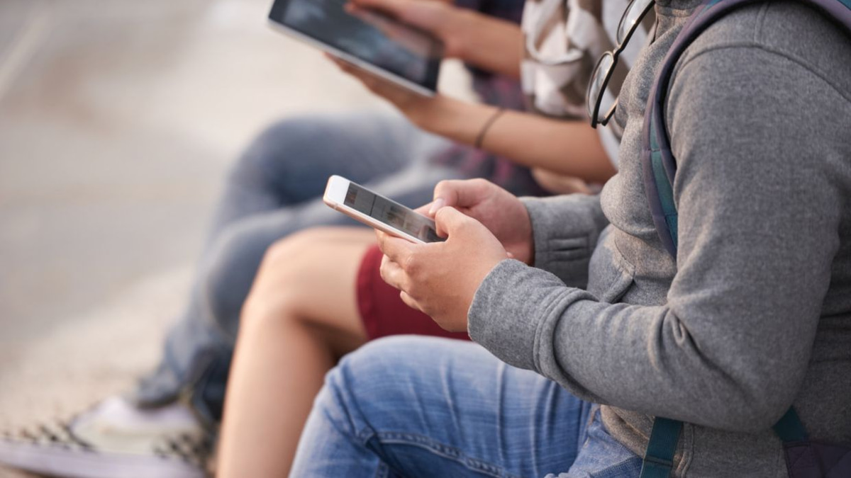 Global Push to Restrict Social Media for Children Faces Implementation Hurdles Despite Expanding Bans