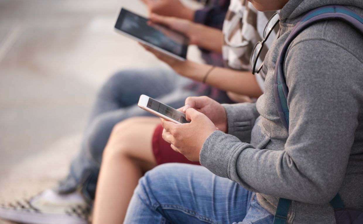 Global Push to Restrict Social Media for Children Faces Implementation Hurdles Despite Expanding Bans