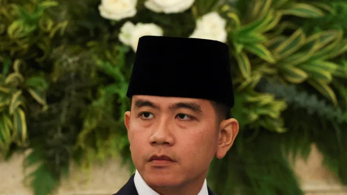 Vice-President Gibran's student engagement signals struggle to define role in Prabowo administration