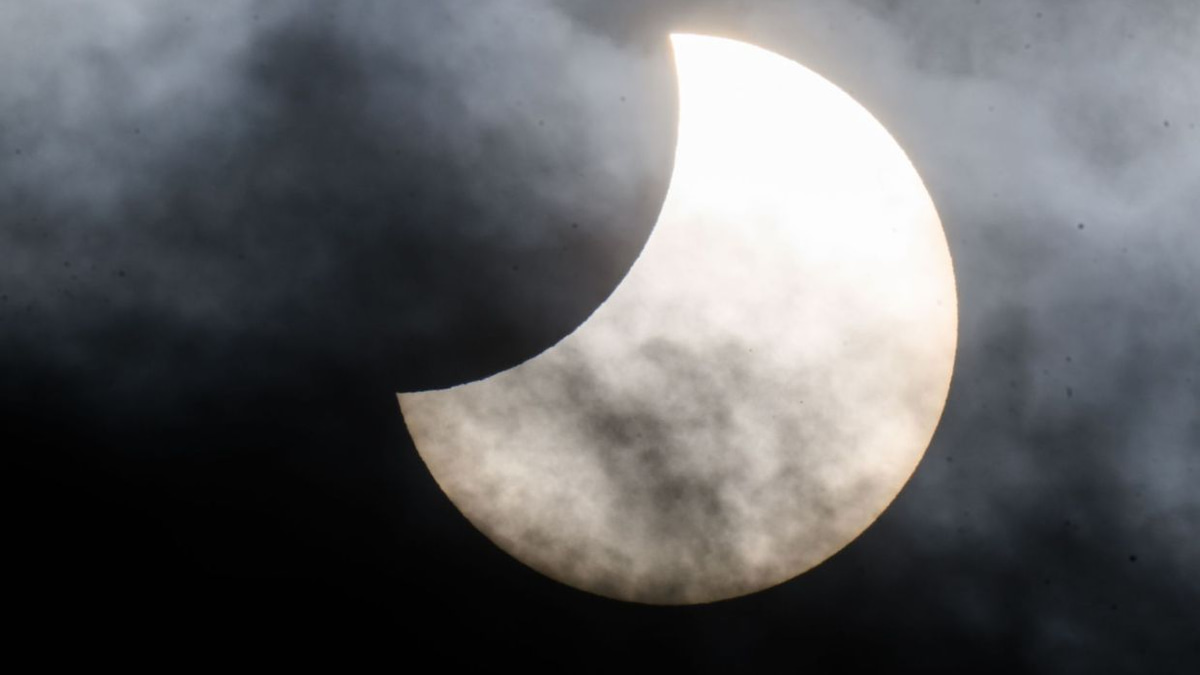 August's Twin Celestial Events: How to Photograph Eclipses Safely With Your Smartphone