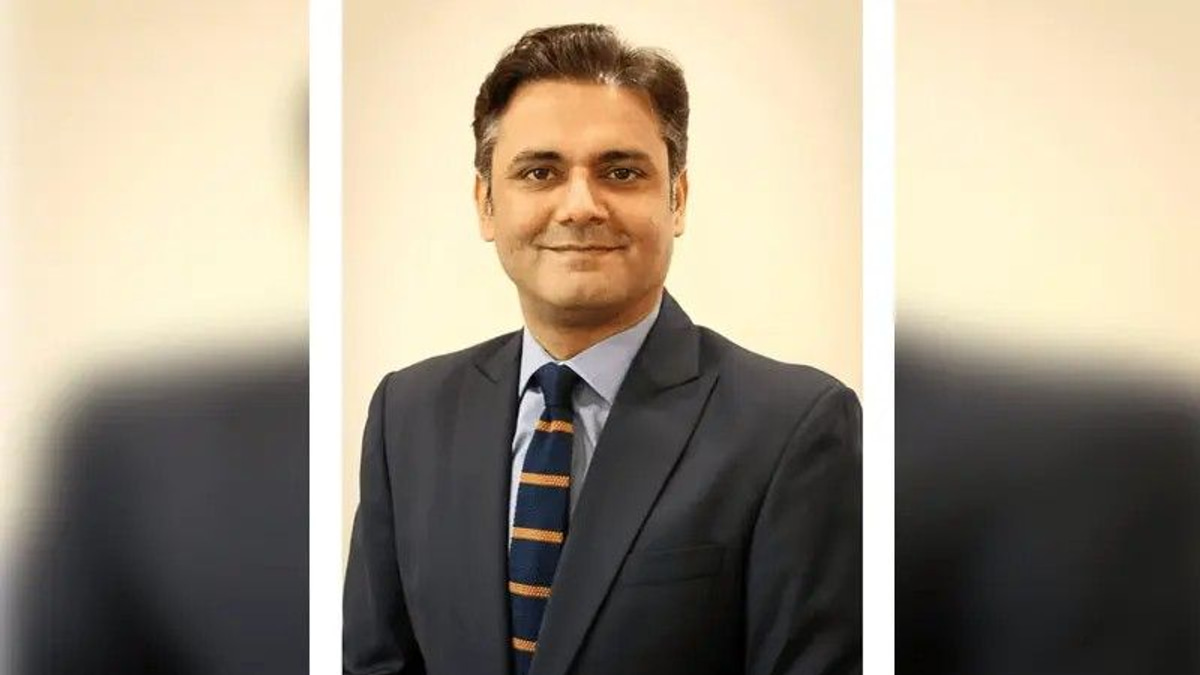 Eleven Pakistani police officers charged after bungled raid on attorney general's home