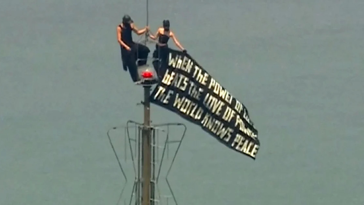Couple arrested after climbing Empire State Building antenna in daring proposal
