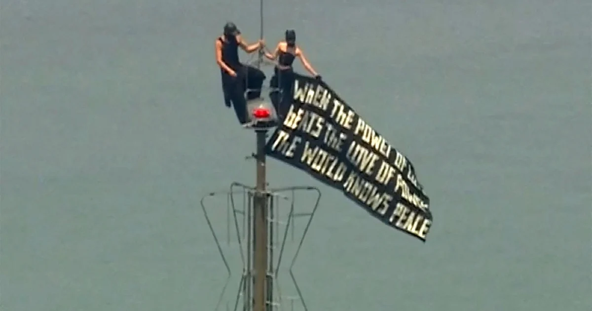 Couple arrested after climbing Empire State Building antenna in daring proposal