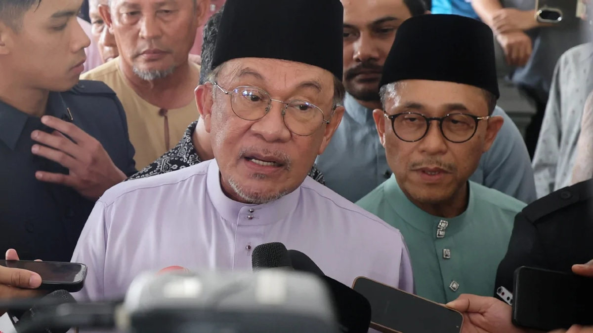 Anwar Directs Local Councils to Strip Away Red Tape and Fast-Track Approvals