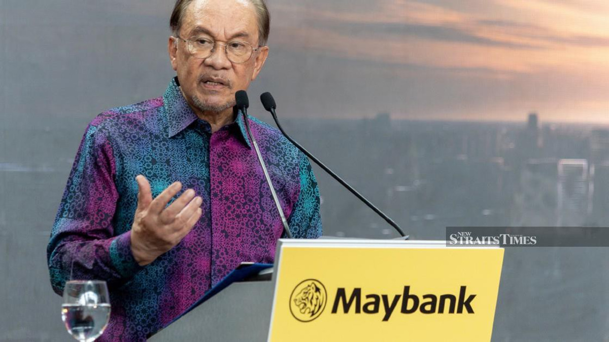Anwar Hails Maybank's Rise as Major Regional Banking Force