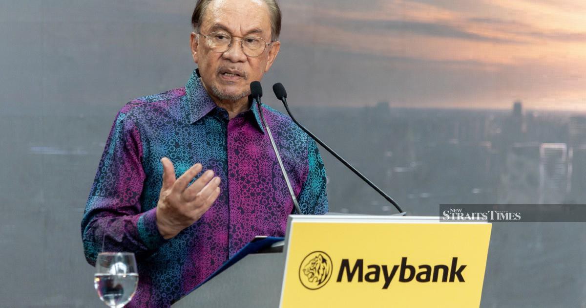 Anwar Hails Maybank's Rise as Major Regional Banking Force