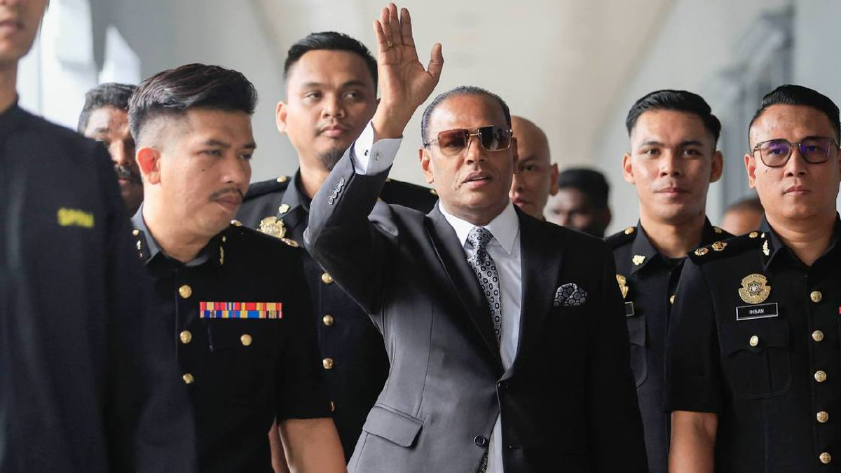 Supporters chant 'Hidup Datuk Seri' as Saravanan appears in court on corruption charges