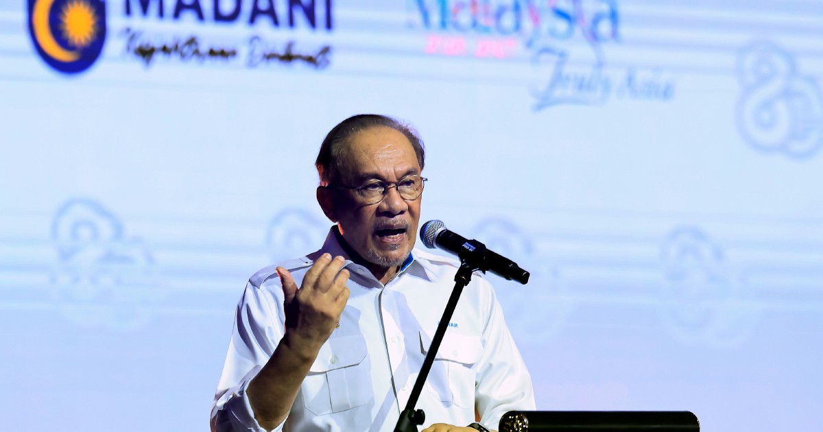 Anwar Calls for Accelerated Reforms, Warns Against Resting on Laurels