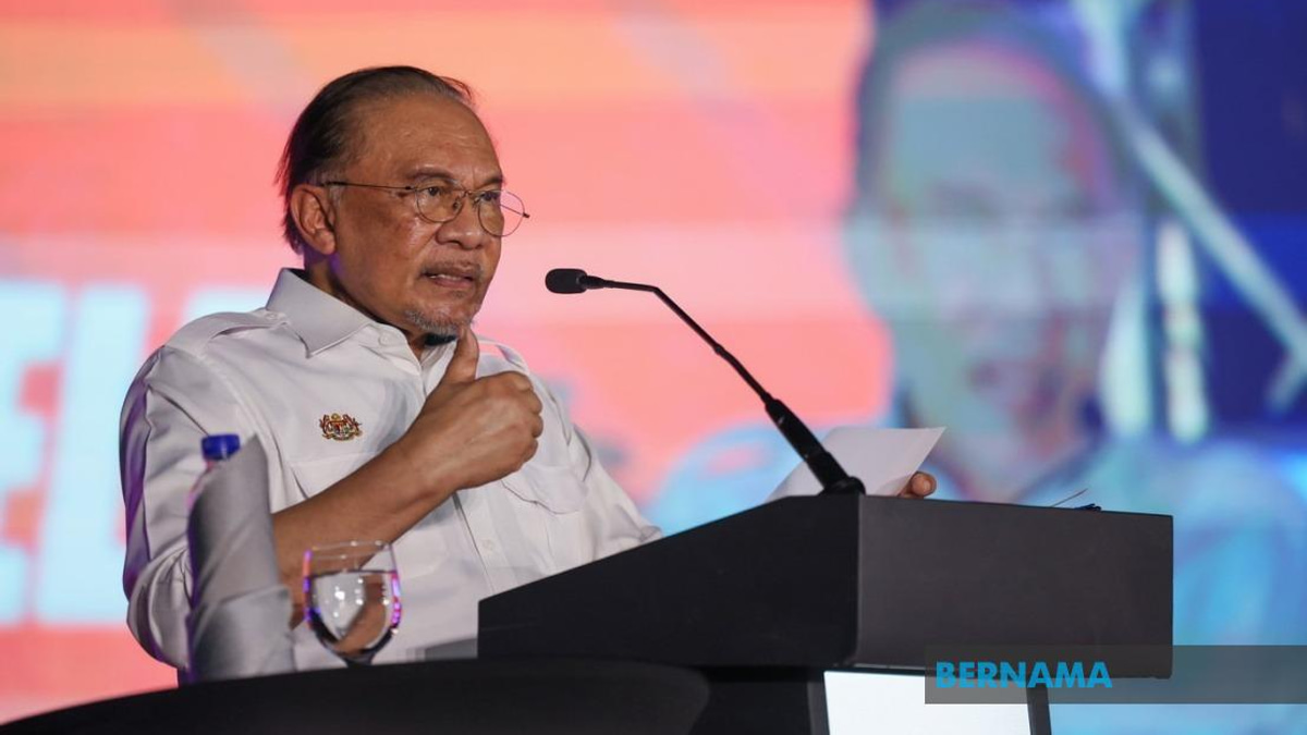 Anwar Calls for Clean Governance at FELDA, Warns Against Repeating Financial Mismanagement