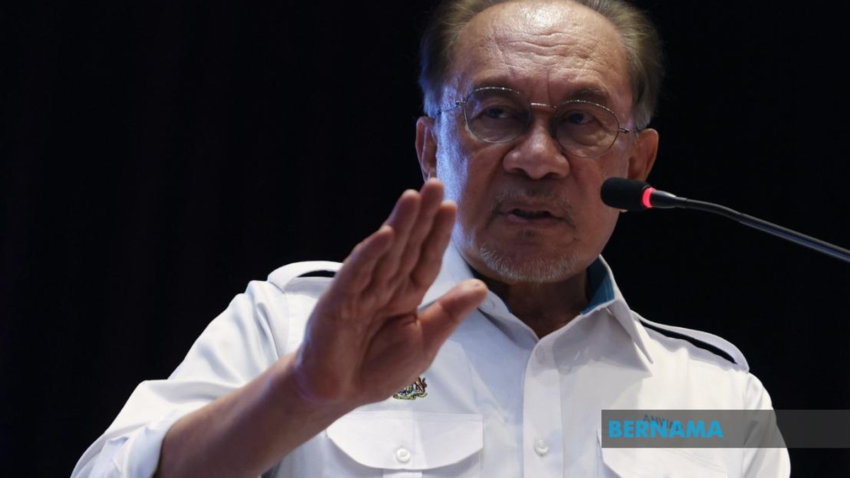 Anwar Warns Against Using Royal Institutions in Political Battles