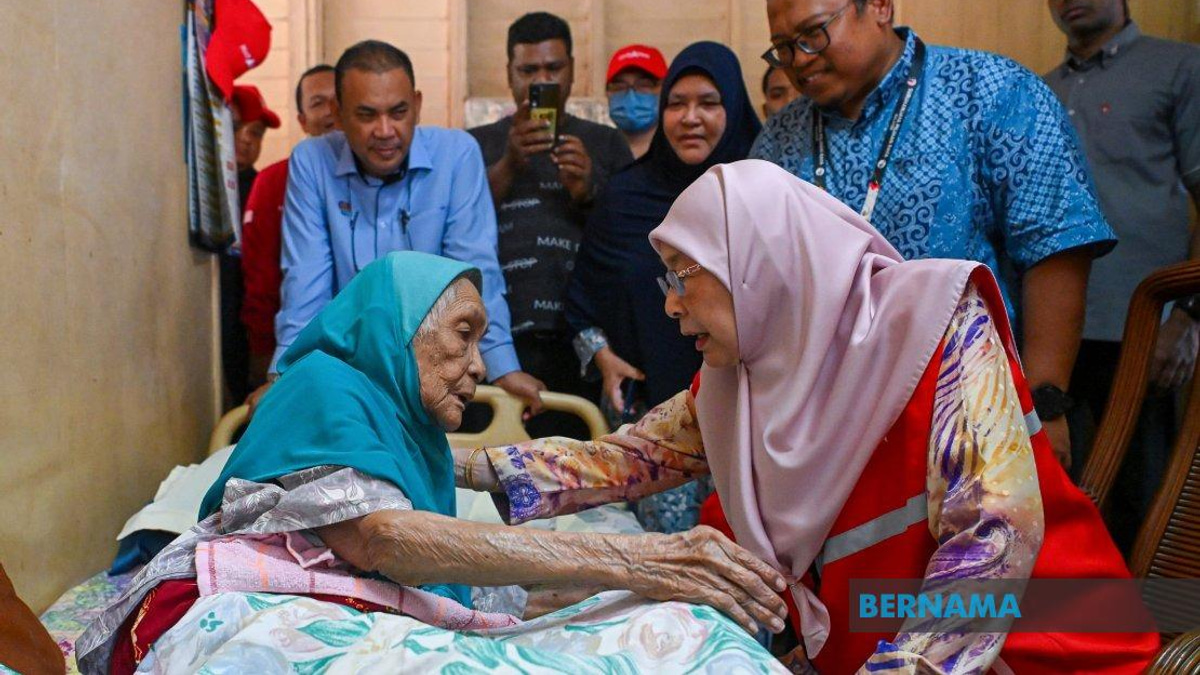 Dr Wan Azizah Reaches Out to Vulnerable Communities in Kuala Pilah Campaign Visit