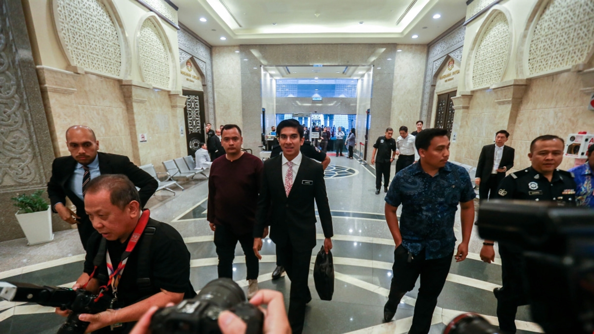 Syed Saddiq awaits pivotal Federal Court decision as supporters gather at Palace of Justice