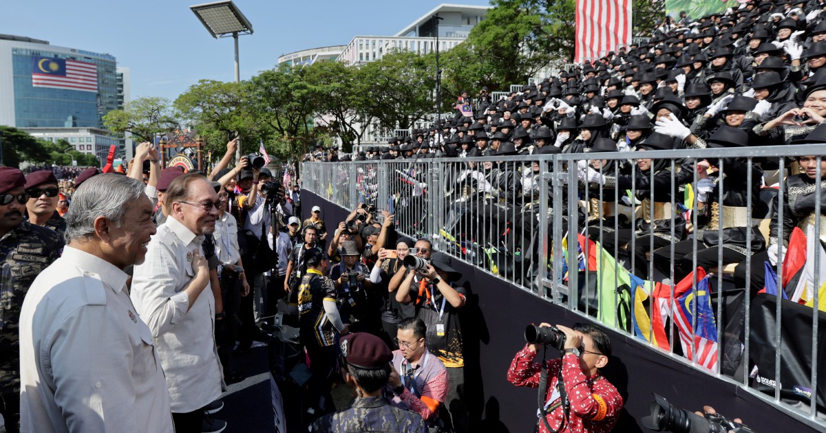 Anwar connects with citizens in Putrajaya following National Day festivities