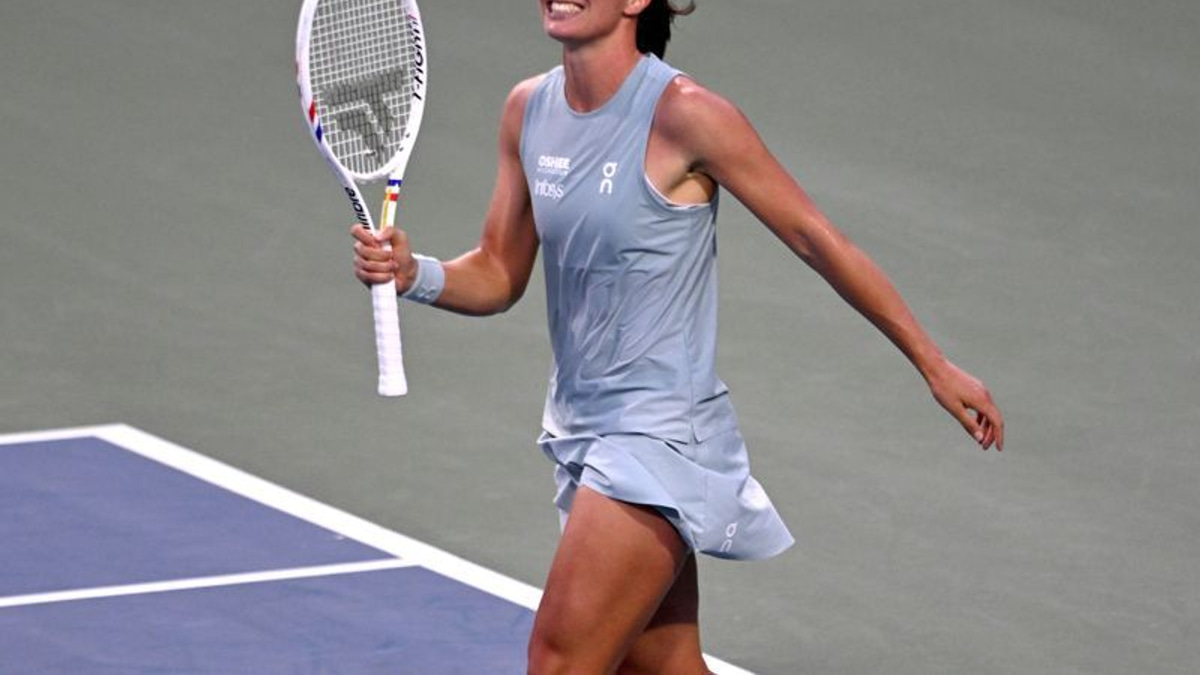 Swiatek surges past Shnaider to reach Canadian Open semi-finals