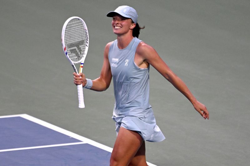 Swiatek surges past Shnaider to reach Canadian Open semi-finals