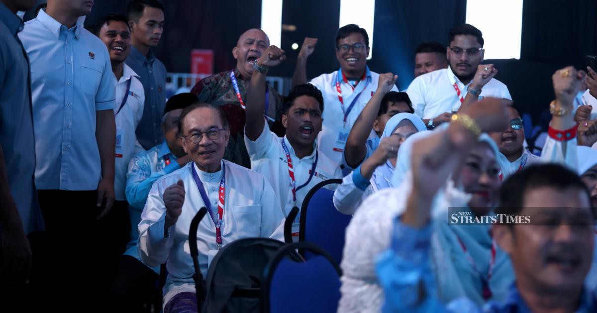 Government to Probe Felda's Governance and Debt Issues, Says Anwar