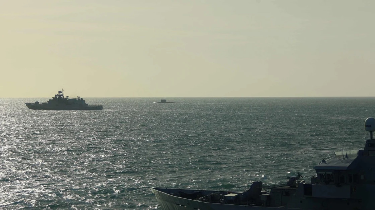 UK PM Calls Russian Warning Shots 'Reckless' as Naval Tensions Flare in English Channel