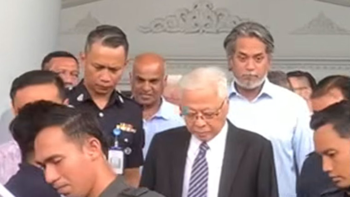 Khairy's Court Appearance Signals Support for Embattled Ismail Sabri