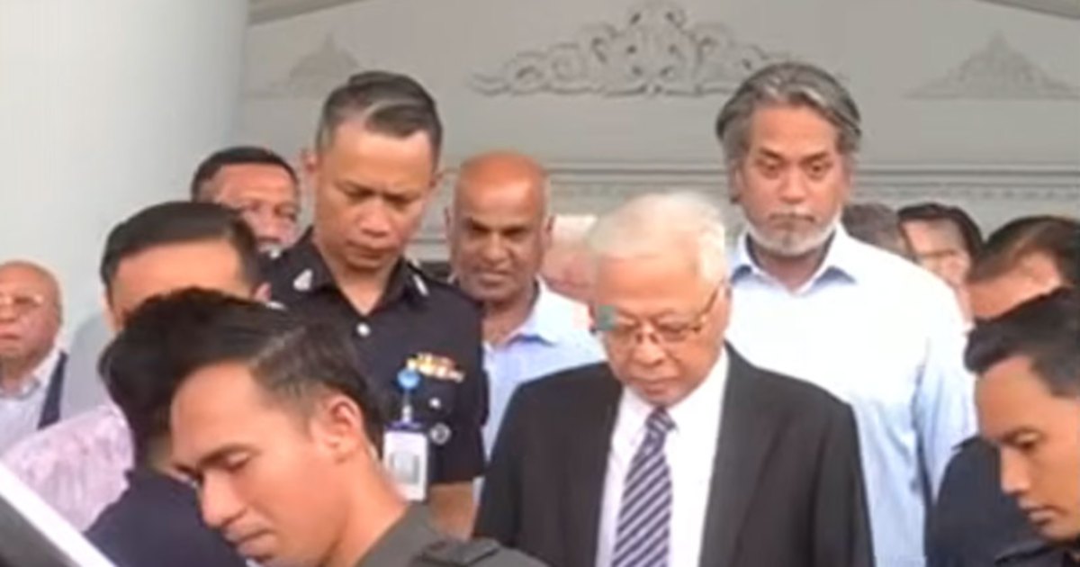 Khairy's Court Appearance Signals Support for Embattled Ismail Sabri