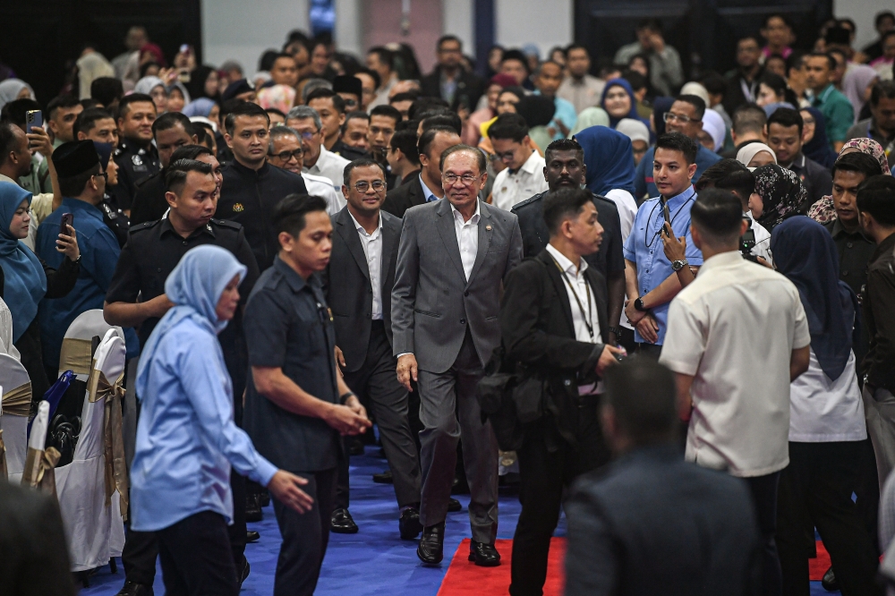 Anwar Ibrahim Clarifies Remarks to Civil Servants, Stands by Reform Agenda