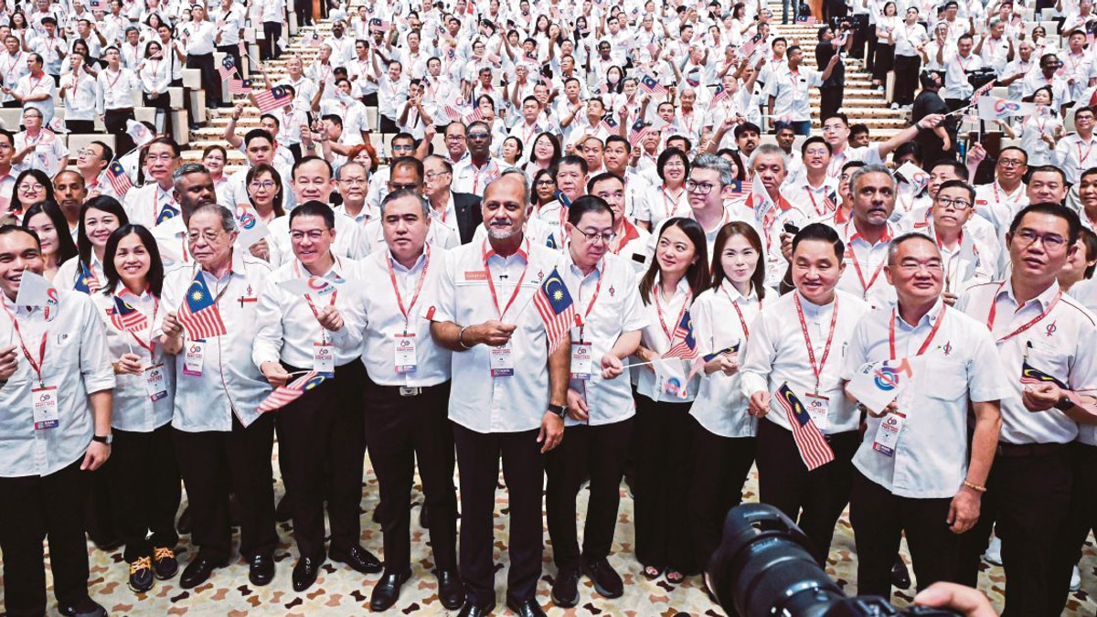 DAP Presses Anwar on Constitutional Reforms Before Year-End