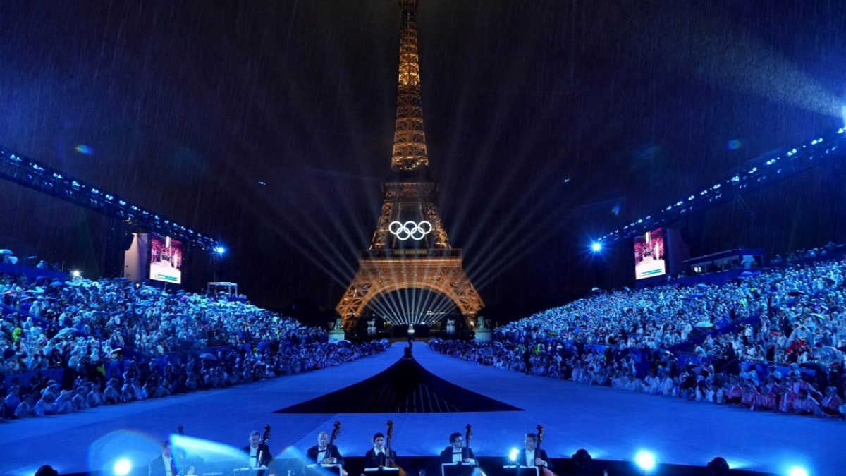 Eiffel Tower, Louvre Close Early As France Battles Extreme Heatwave