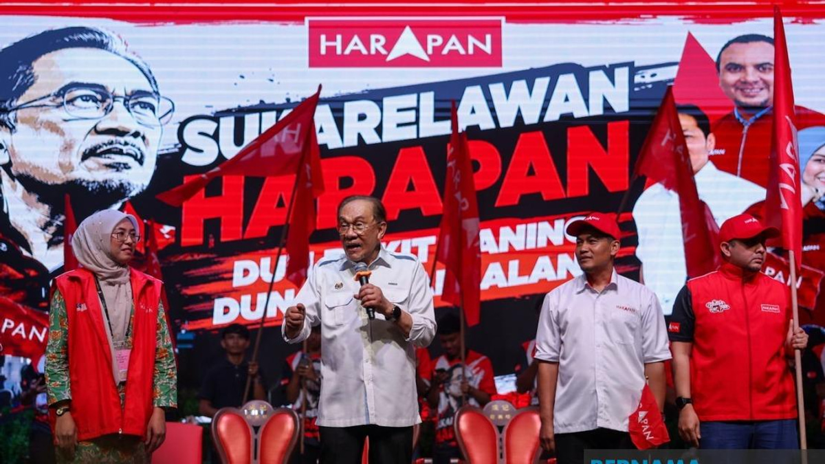 Anwar Urges Johor Youth to Reject Race Politics and Drive Change
