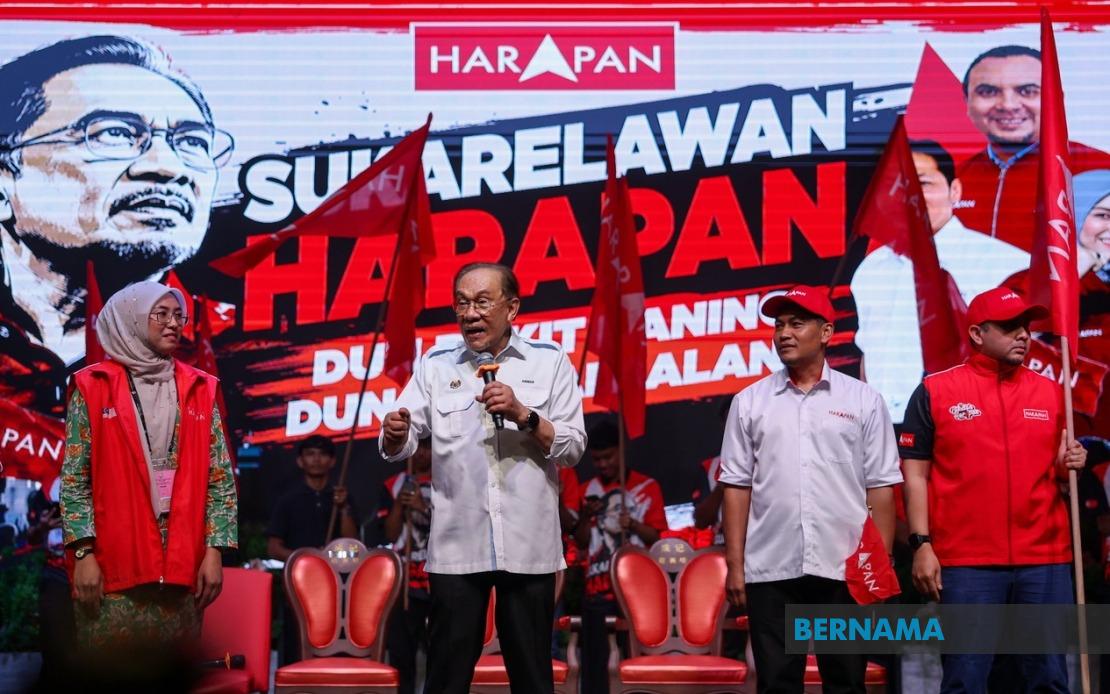 Anwar Urges Johor Youth to Reject Race Politics and Drive Change