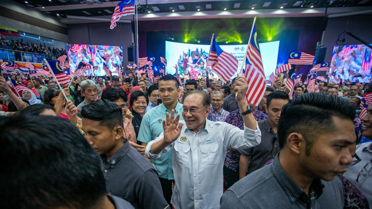 Anwar Urges Government Officials to Campaign Responsibly Ahead of Elections