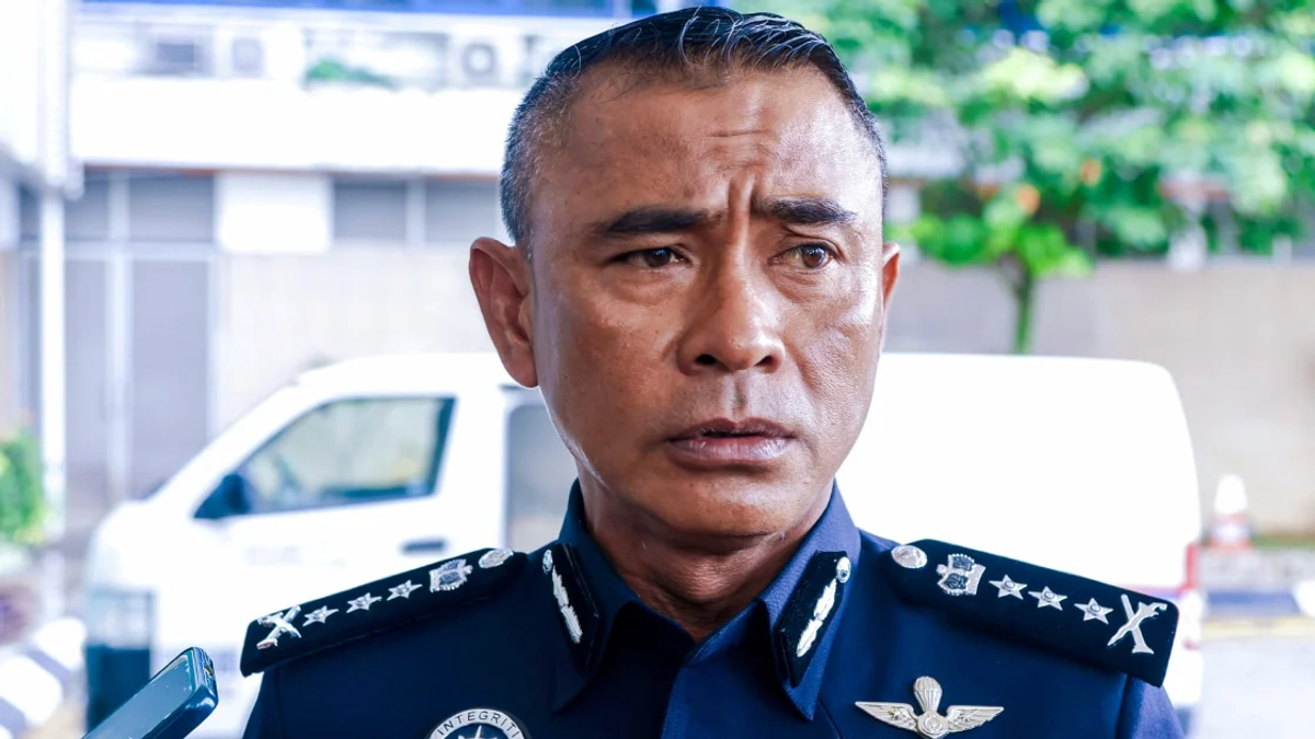 Two arrested after dramatic drug transport chase ends in multi-vehicle pile-up on Jalan Kuching