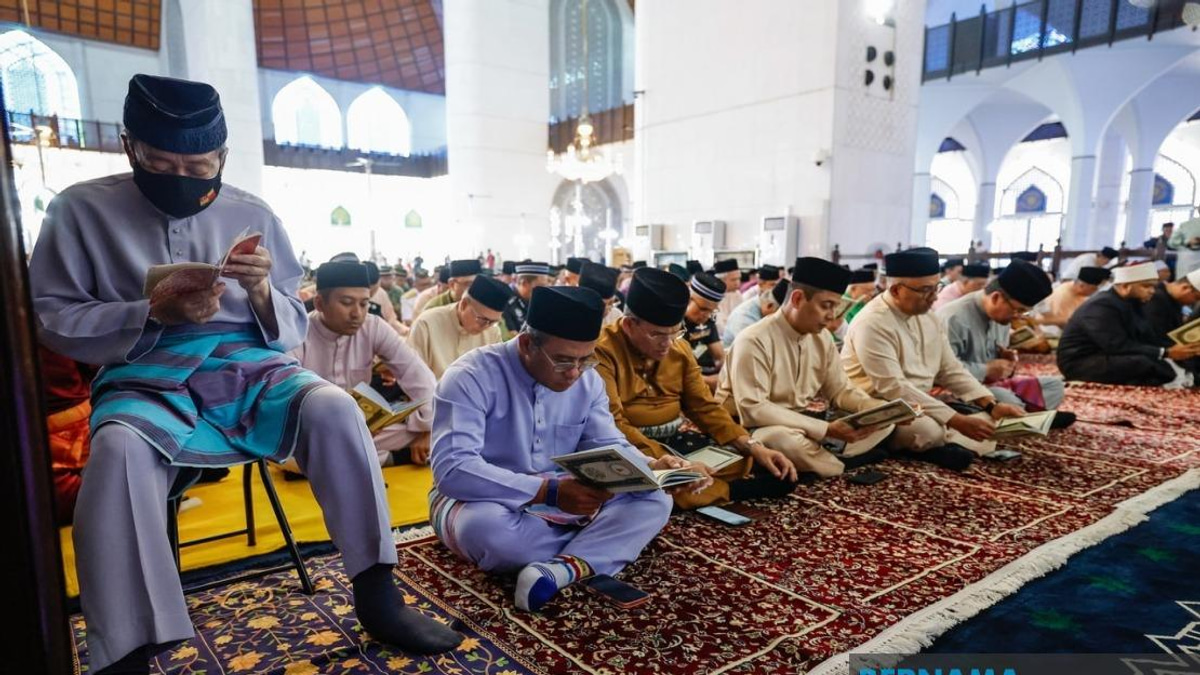 Selangor Sultan Leads Spiritual Observance for Warriors' Day Celebration