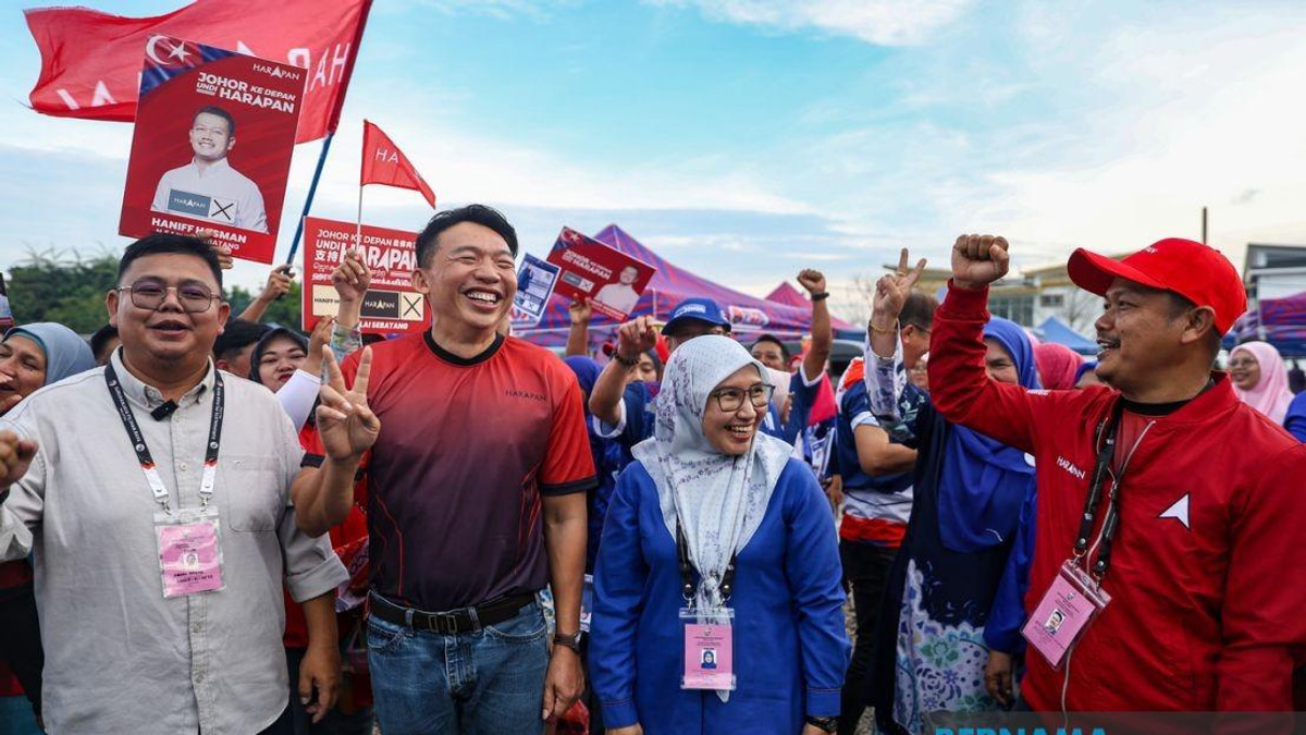 Johor Election Rivals Show Civility at Pontian Night Market Campaign Stop