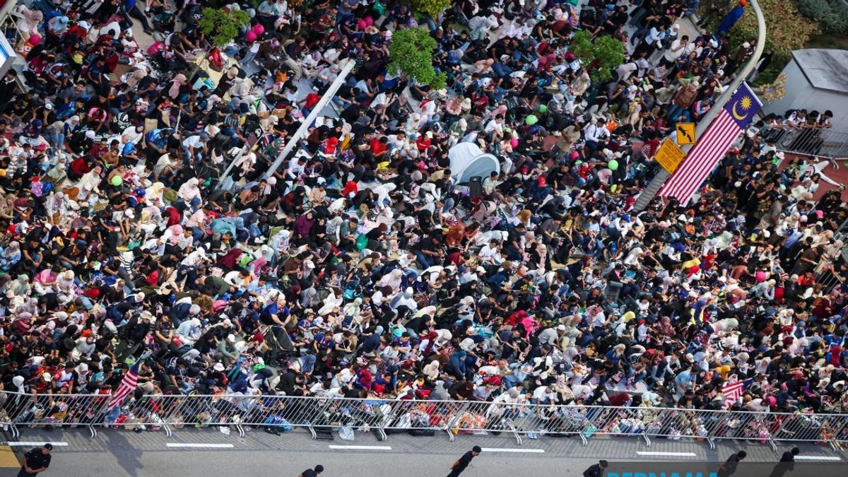 Thousands Camp Overnight at Dataran Putrajaya for Prime Seats at 69th National Day Parade