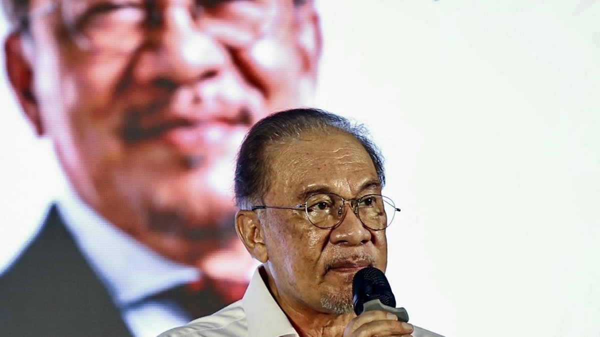 Anwar Awaits Full Briefing on Melaka DAP Crisis as Pakatan Prepares Response