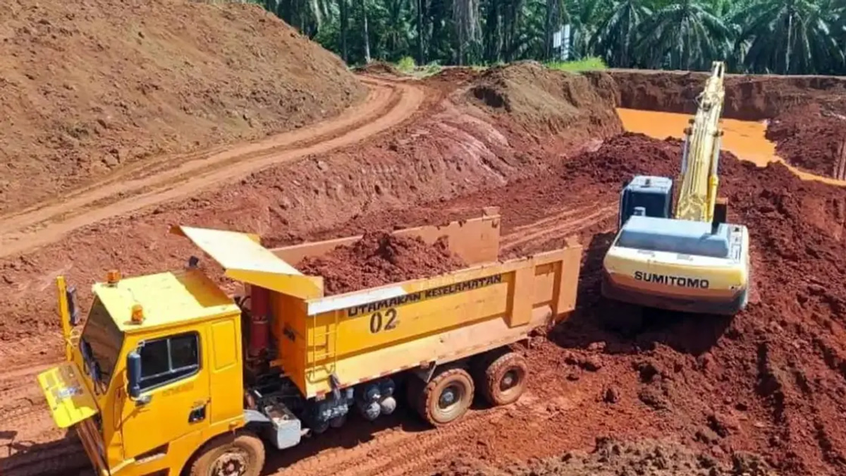 Nine Arrested and RM3.75 Million in Assets Seized in Crackdown on Illegal Bauxite Mining at Felda Plantation