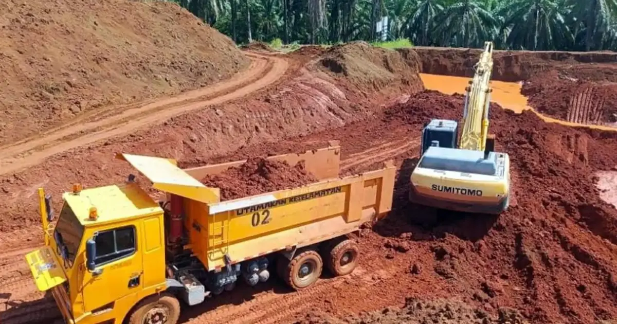 Nine Arrested and RM3.75 Million in Assets Seized in Crackdown on Illegal Bauxite Mining at Felda Plantation
