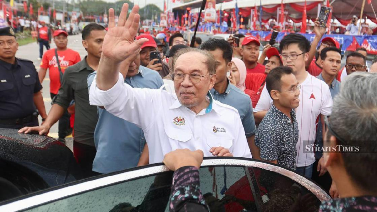 Anwar condemns 'relentless attacks' on Loke during Negri Sembilan campaign