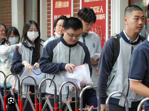 Chinese Universities Crack Down on Smart Wearables as High-Tech Cheating Escalates