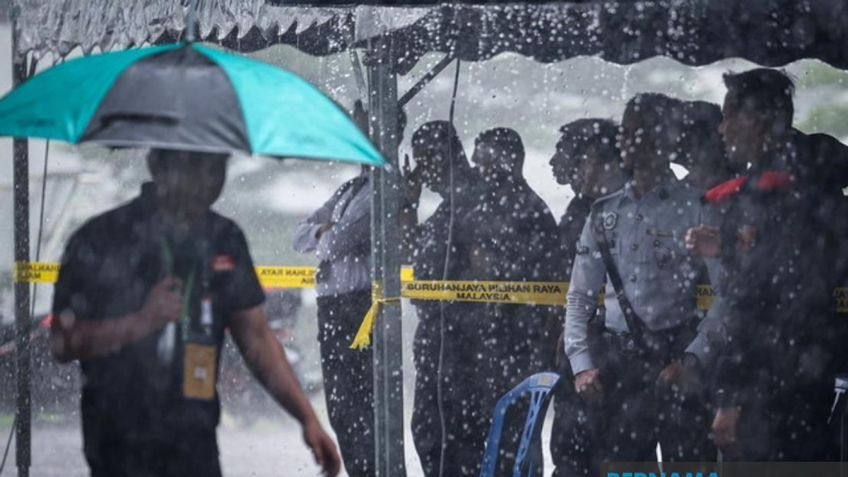 Johor Election Early Voting Proceeds Smoothly as Police Cast Ballots in Heavy Rain