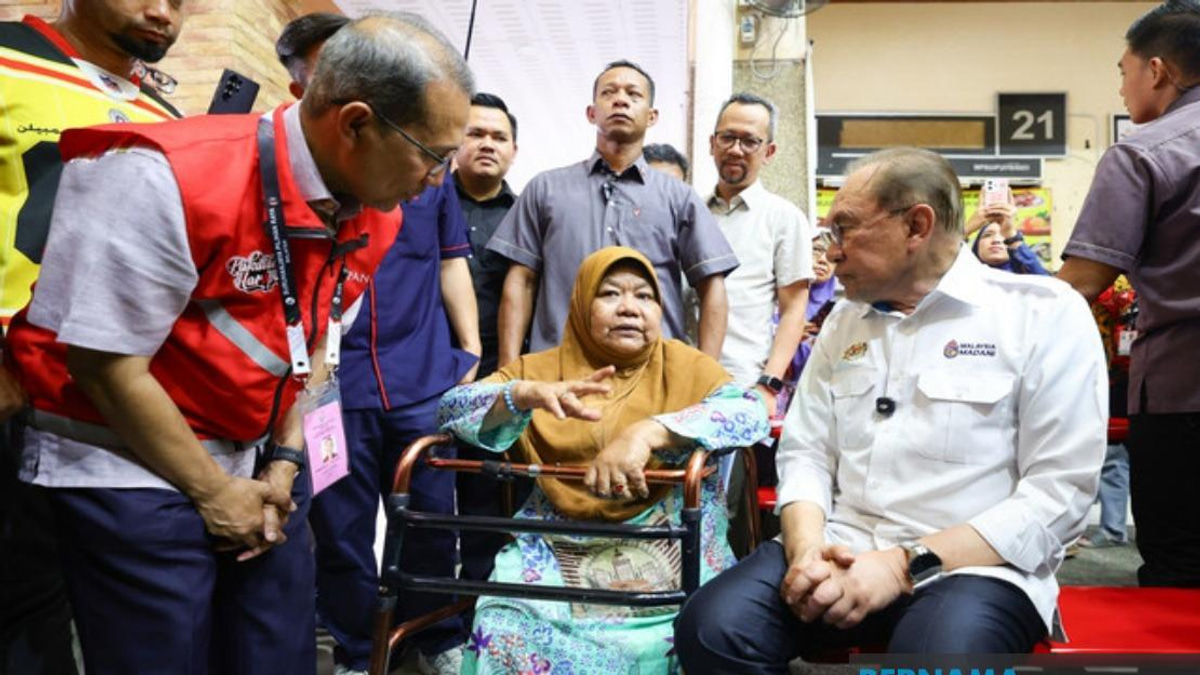Determined Rider: Disabled Woman Braves Weather to Meet PM Anwar