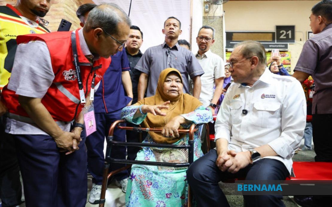 Determined Rider: Disabled Woman Braves Weather to Meet PM Anwar