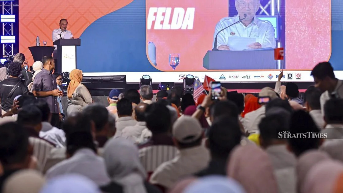 Anwar Cautions Felda Over RM980 Million Debt as PM Demands Governance Overhaul