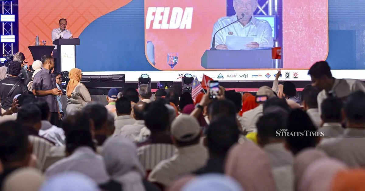 Anwar Cautions Felda Over RM980 Million Debt as PM Demands Governance Overhaul