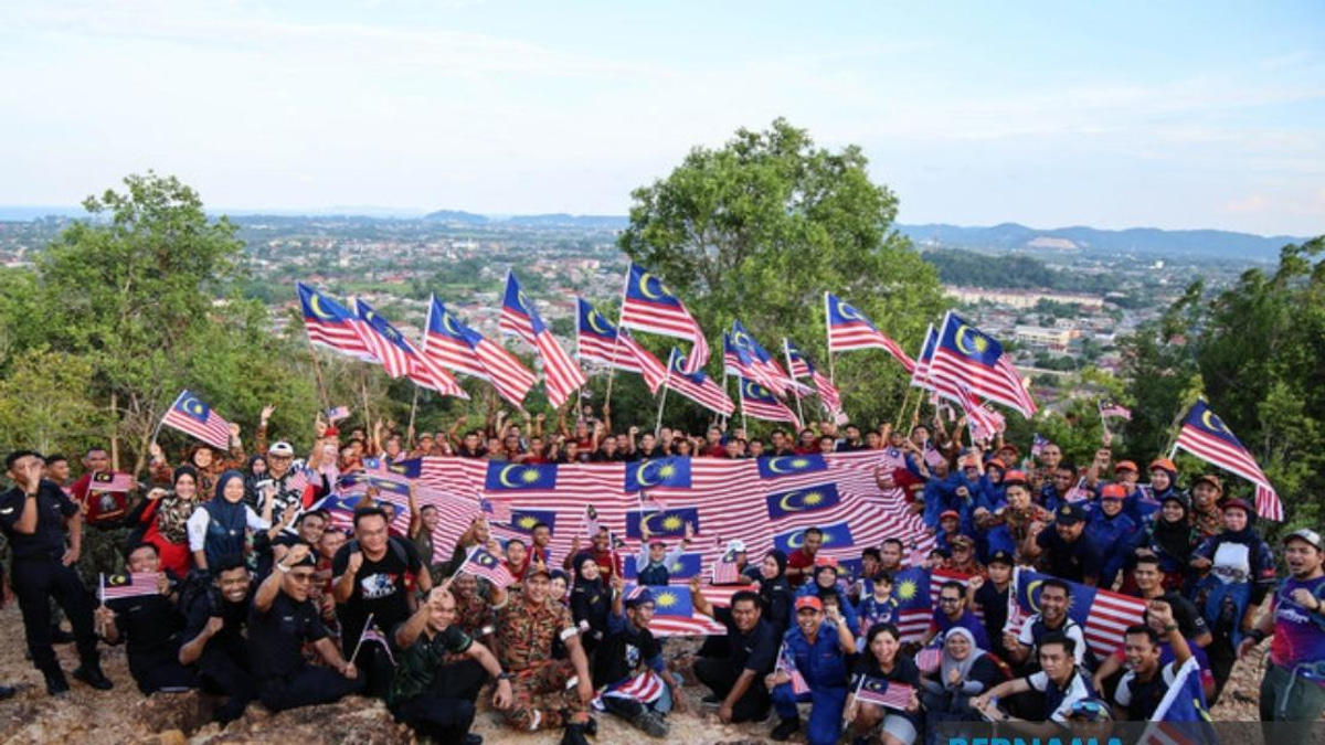300 Participants Join Patriotic Summit Hike in Terengganu for National Month