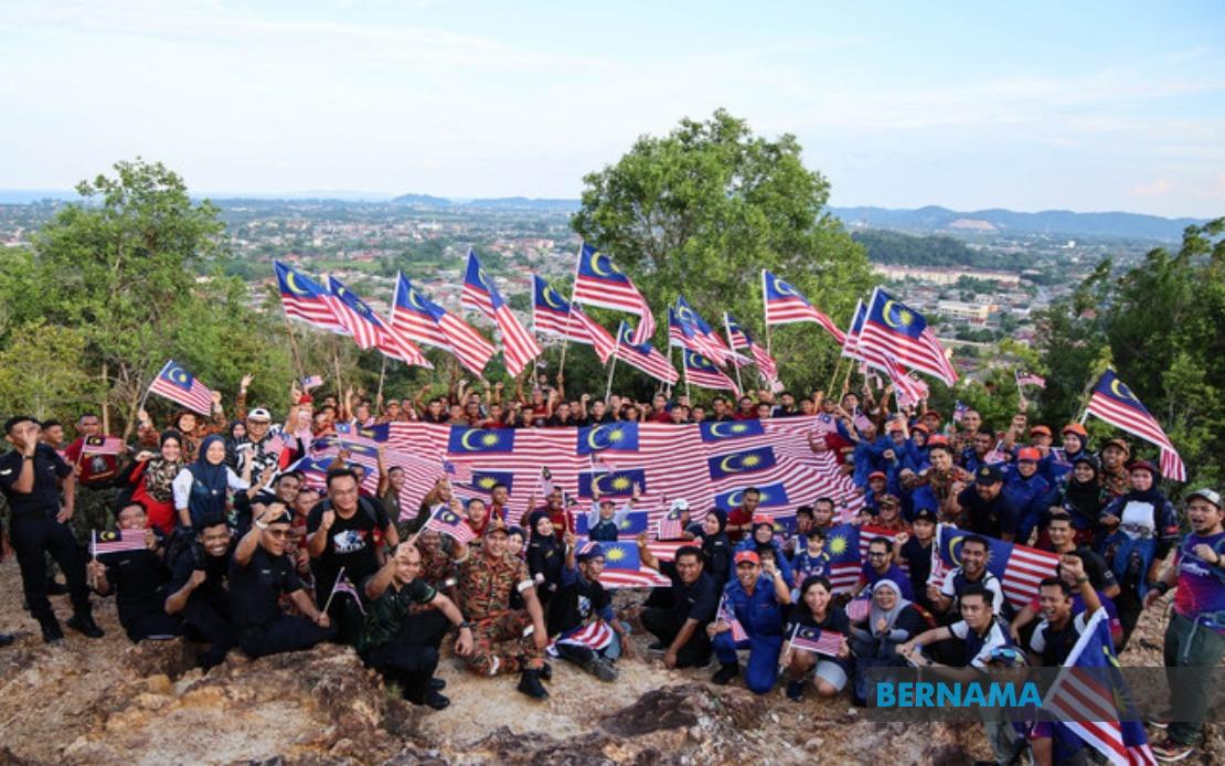 300 Participants Join Patriotic Summit Hike in Terengganu for National Month