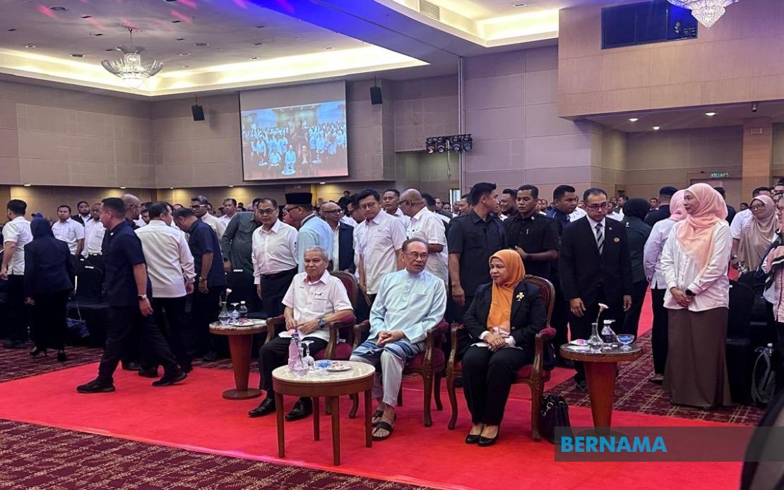 Anwar Awaits Complete FELDA Task Force Report Before Public Disclosure