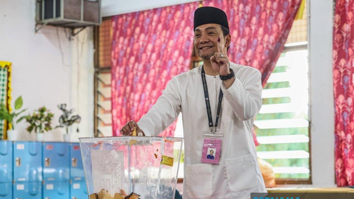 Johor Menteri Besar Onn Hafiz Votes in State Election Rematch